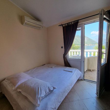 Lovely Apartment On The Sea Shore, With A View And Free Wi-Fi Kotor Exterior foto